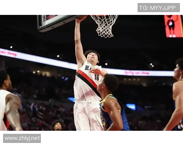 展示单手劈扣！开拓者官方分享杨瀚森训练图集